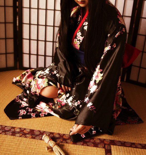 Можно ли японским гейшам влюбляться в клиентов? Не станет ли это проблемой? Представьте себя гейшей читая это произведение.  Шёлк расцвёл кровавыми цветами - Ночью вышивала кимоно.