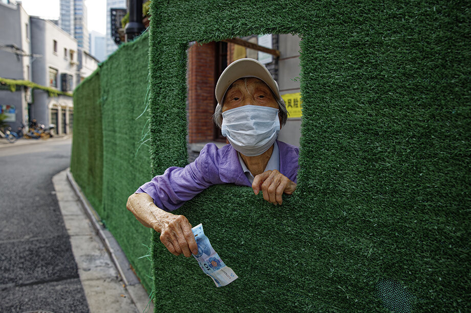 Розничные продажи в Шанхае упали после введения карантина. Фото: ALEX PLAVEVSKI/EPA/TASS