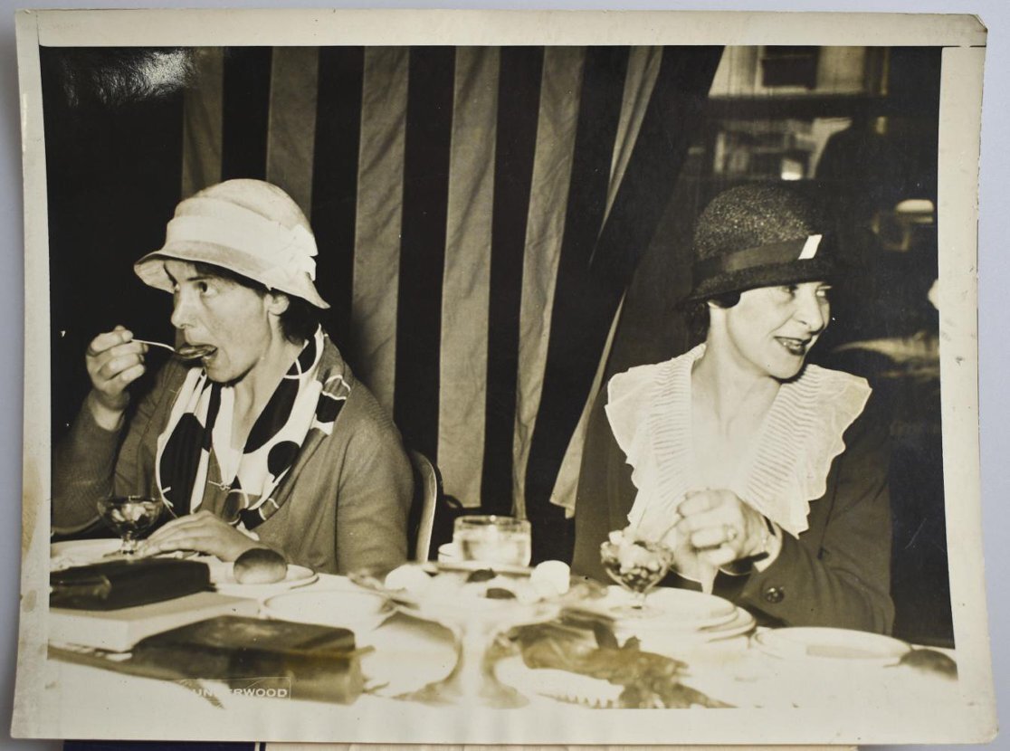 Фото из фондового собрания МВЦ "Музей Моды", слева - Изабель Мак Дональд, справа - Женевьева Форбс Херрик. 22 апреля 1933 года