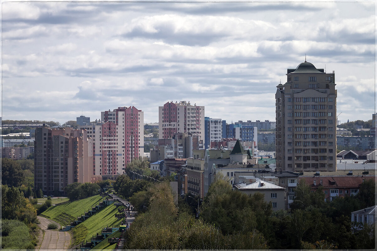 2. ЖК Томский Причал и ЖК Каравелла вид с колеса обозрения [© NickFW - 26.08.2017]