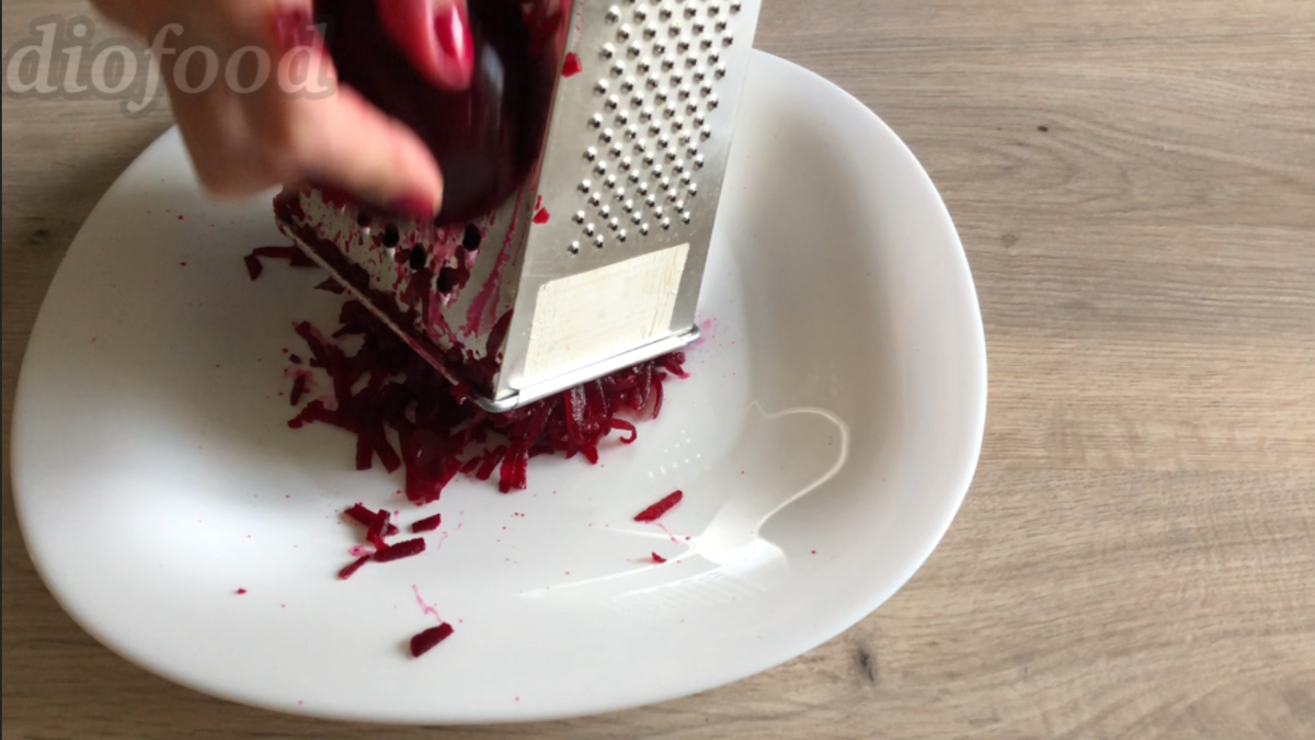 Возьмём 2 отварные свеклы и натрем на крупную терку