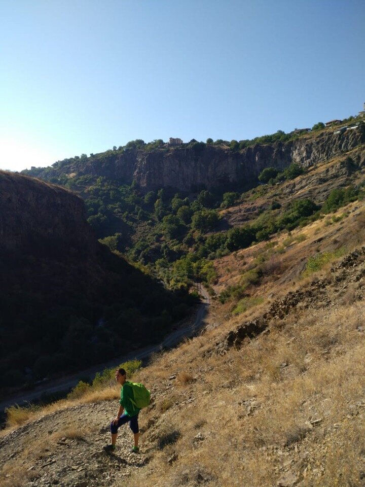 Путешествовать можно по-разному: транспортом, пешком, по дорогим отелям или злачным местам. И еще сотней способов. Мы с подругой с 2018г. решили путешествовать с рюкзаками на плечах и (как потом оказалось) автостопом. Первой страной стала Армения.