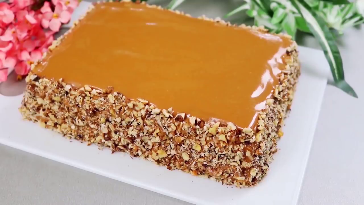 Сегодня готовлю вкуснейший торт ,без выпечки,
вот такой по-домашнему красивый выглядит
аппетитно и нарядно ,тортик мягкий ,хорошо
пропитанный и очень вкусный!                                                                                                                                    Для начала приготовим крем ,в чашу кладу масло и сгущенку
перемешиваем миксером на низкой скорости
сбивать не надо просто перемешать.