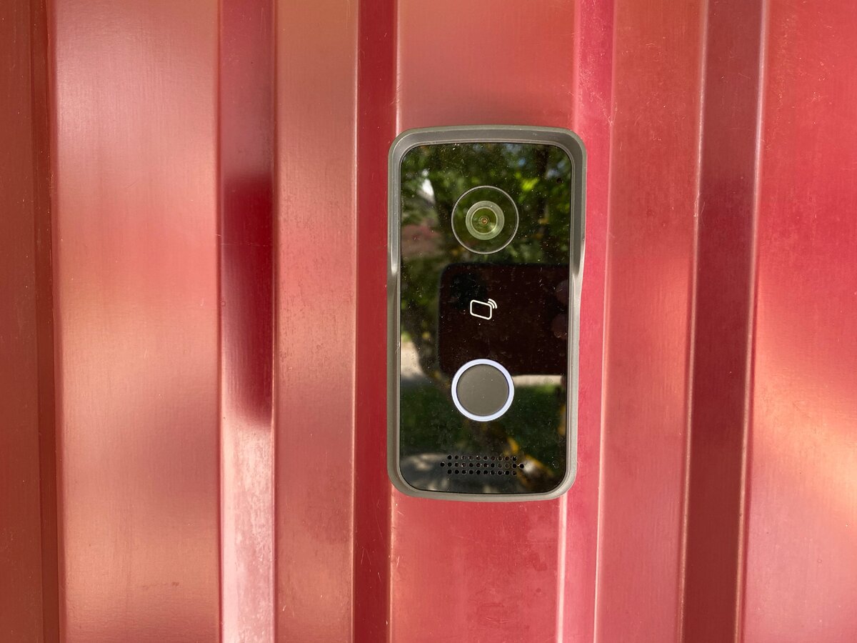 Вызывная панель Dahua VTO2111D-WP. Установлена на улице. Производитель гарантирует влагозащиту и работу в минусовые температуры.