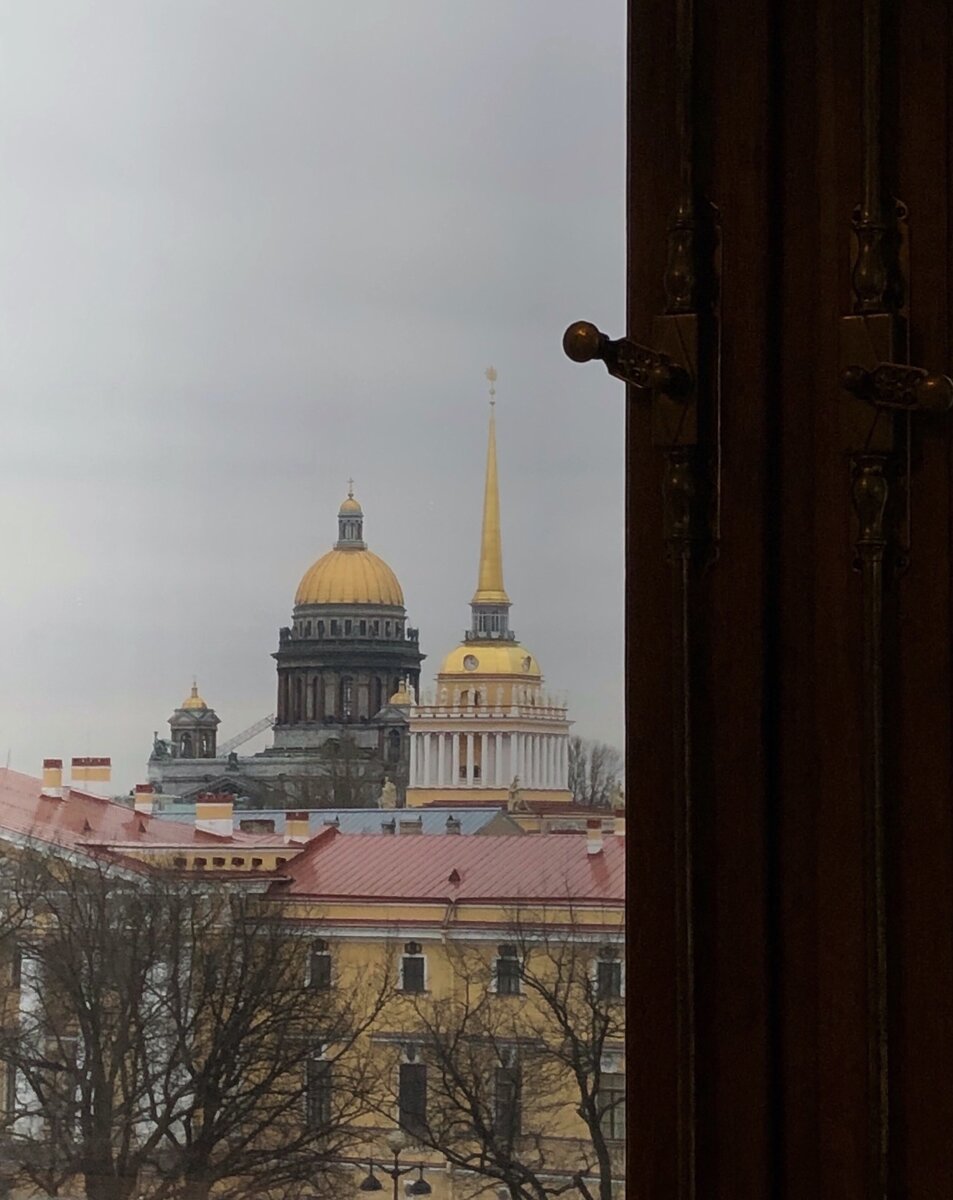Вид на Исаакиевский собор и Адмиралтейство из окна Зимнего дворца