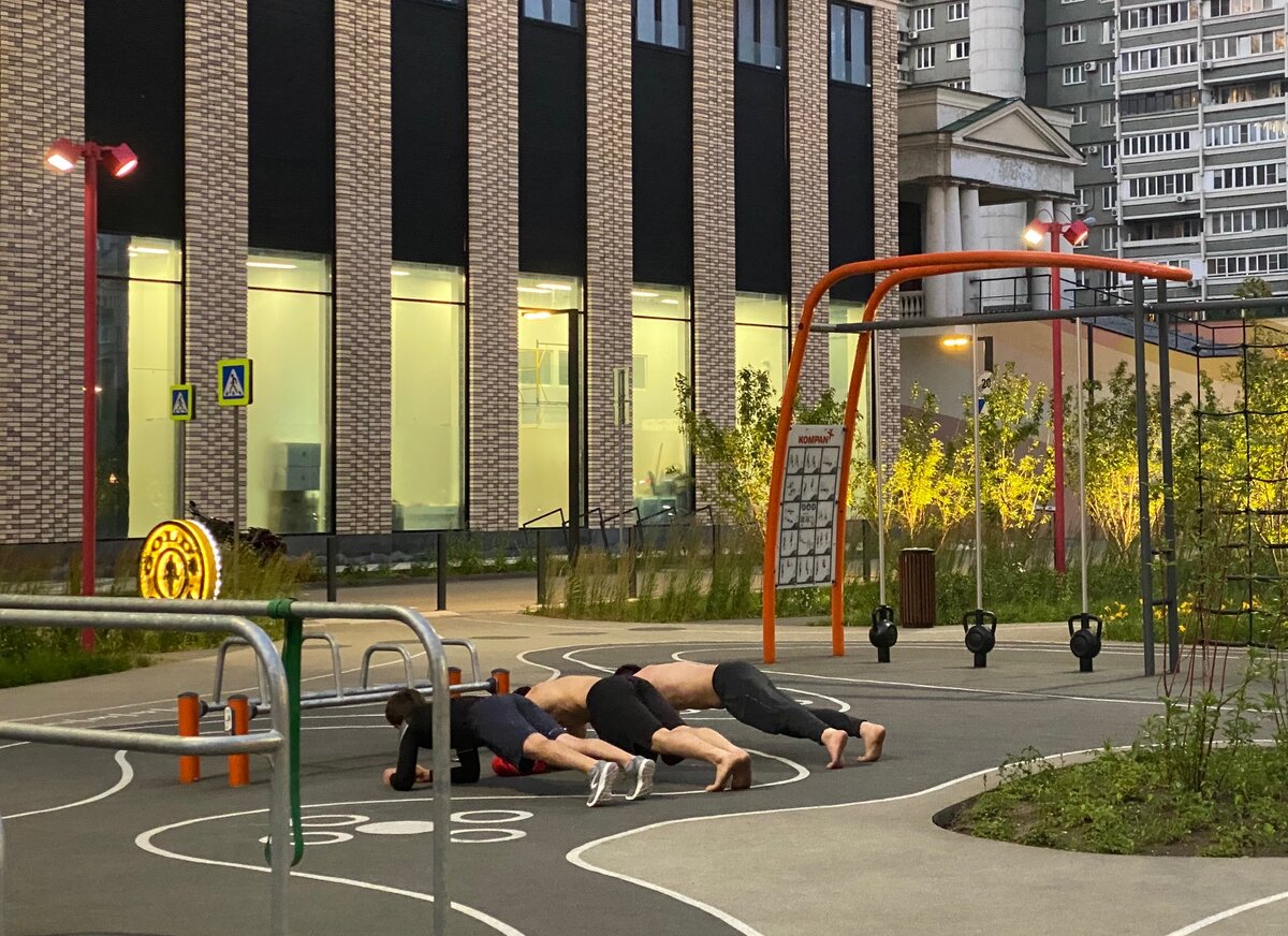 Спортивный площадь. Парк у метро Новокосино. ЖК Царская площадь детская площадка. Развлечения в жилых кварталах. Площадка спортивная Царская площадь.