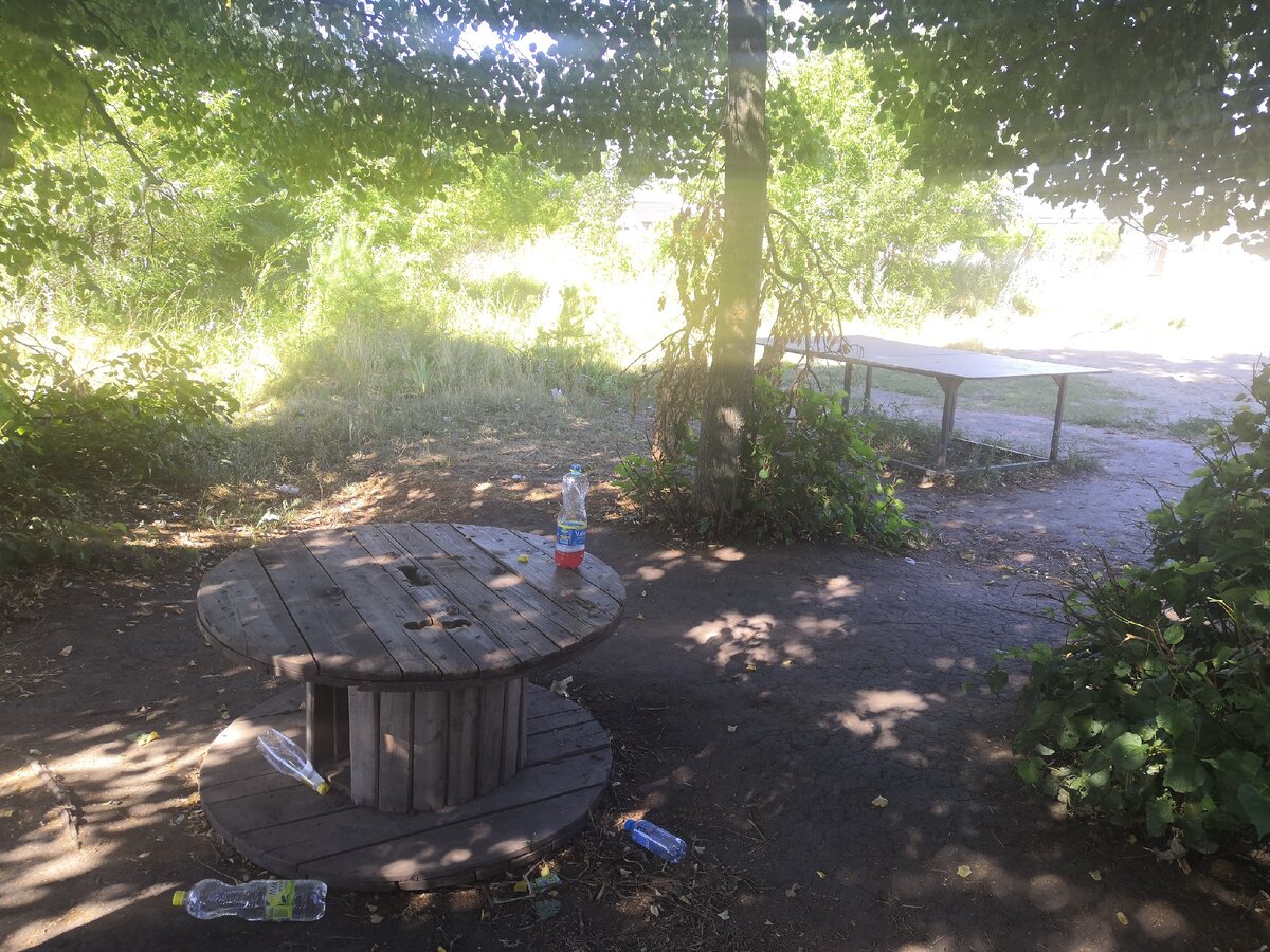 Мусор за детьми убираем мы, жильцы близлежащих домов. 