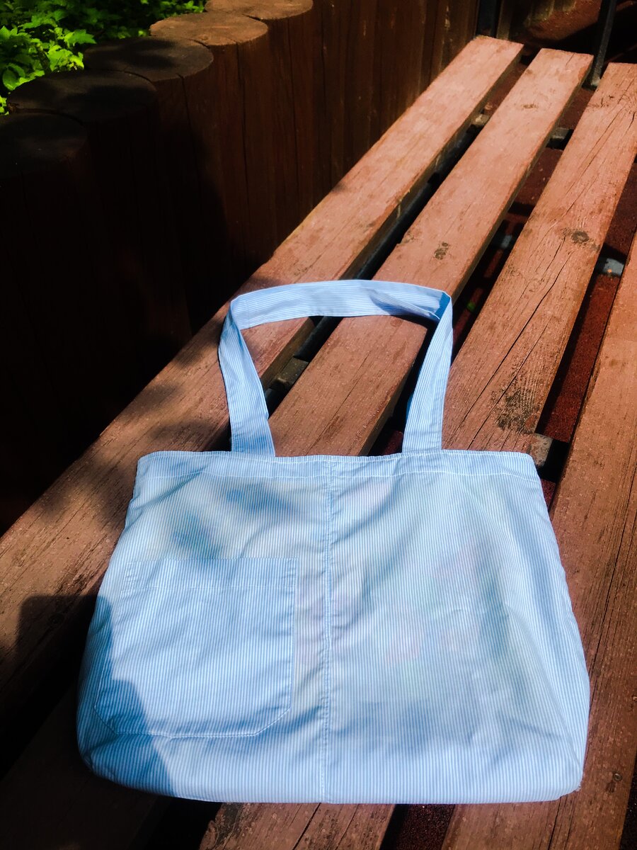 Формат А4 входит отлично и носит она ее через плечо. 