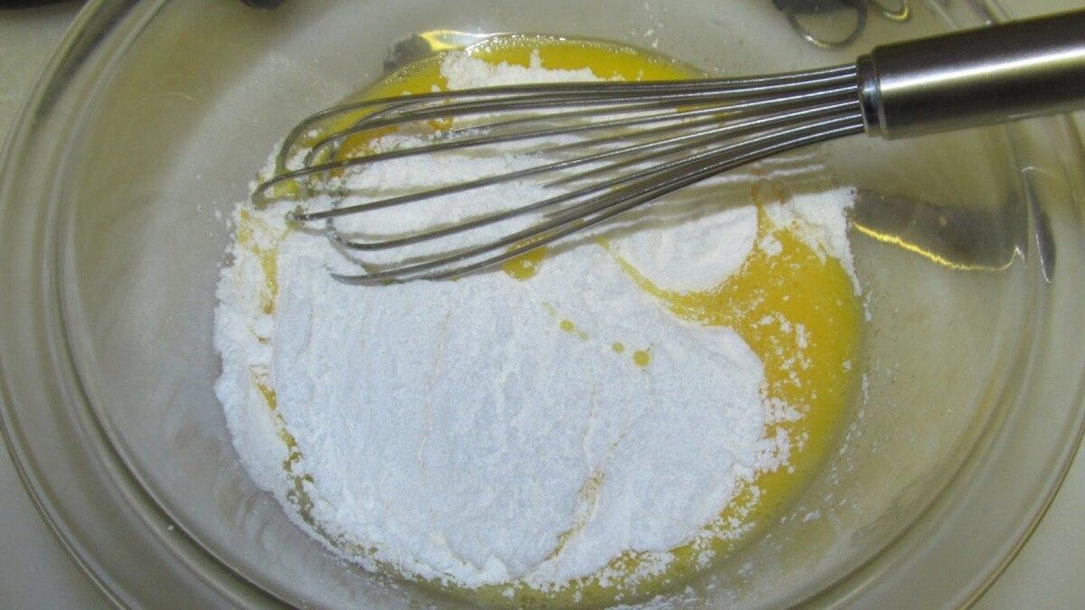 К яйцу добавили муку