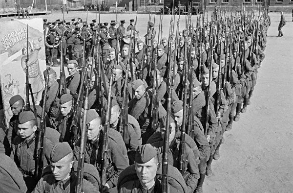 Солдаты РККА идут на фронт. Москва, 23 июня 1941 года. Фото в свободном доступе.