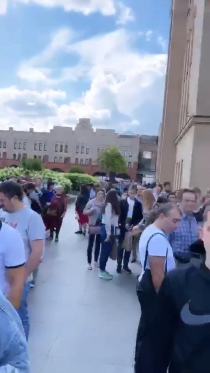 Фото: брат Гоар Аветисян раздаёт фрукты