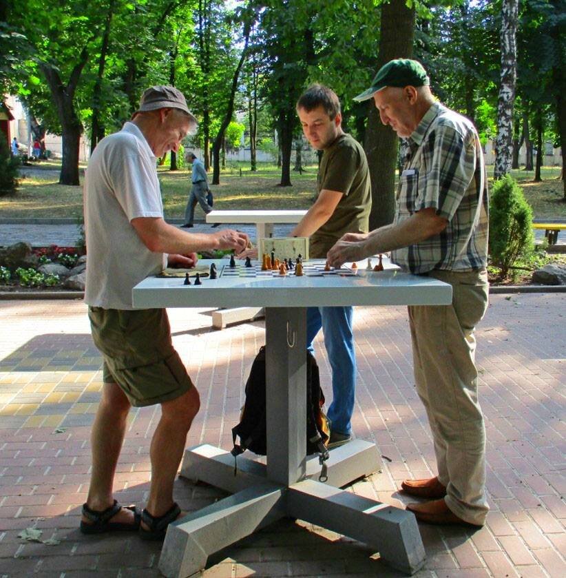 Шахматная площадка в парке Шевченко моего города. Фото: "Женщина после 50"