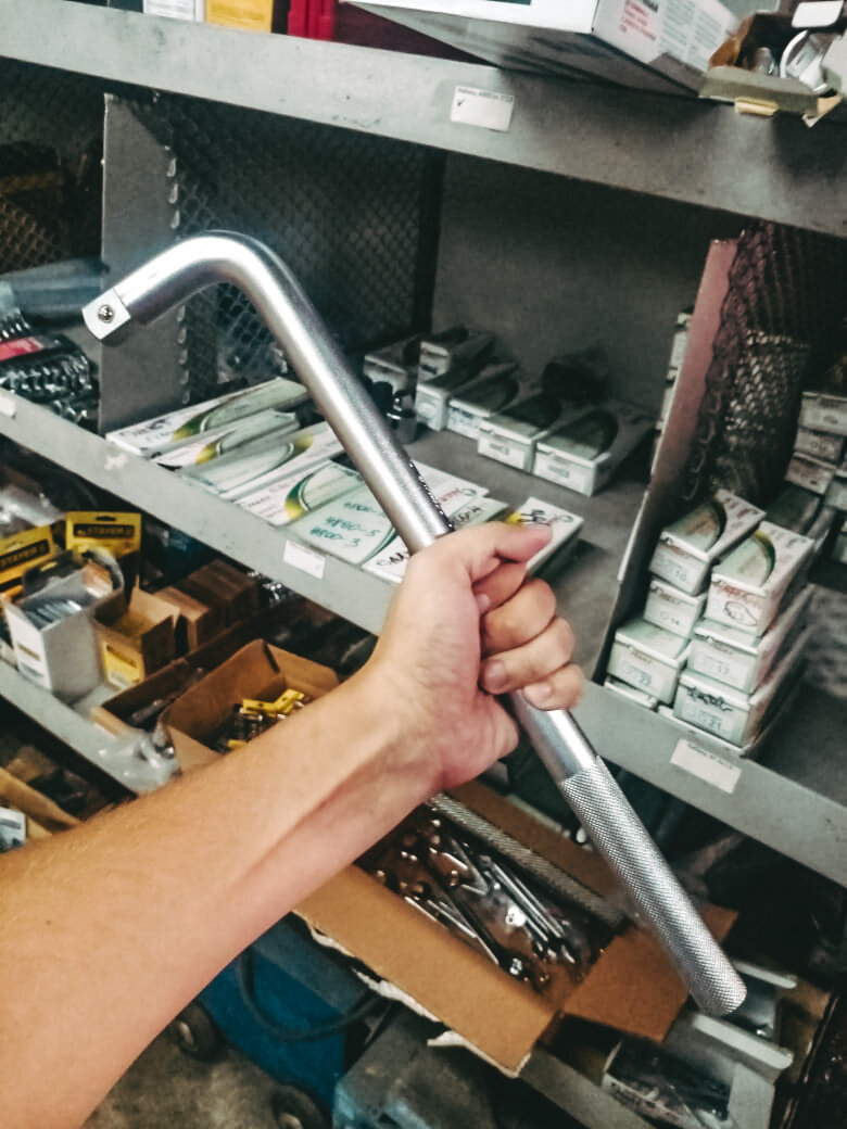 Фото автора. Механик уверял, что вот такой вороток, погнул руками.