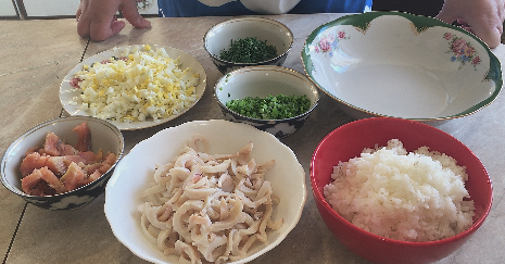 Салат из кальмаров со свежими и маринованными огурцами и острой заправкой