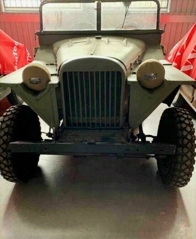 Внешне машина напоминает своего далёкого предка внедорожники Willys.