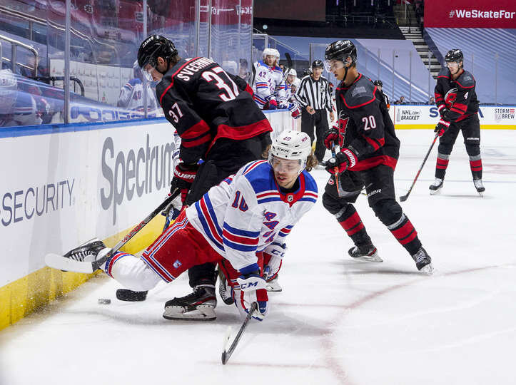 Артемий Панарин («Рейнджерс») против Андрея Свечникова («Каролина»). Фото NHL