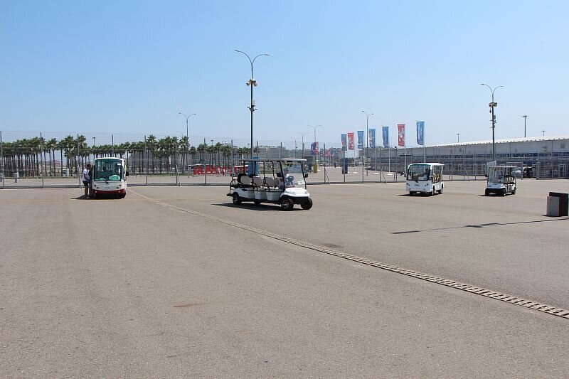 Вот такие электрокары: соглашайтесь сразу, пешком далеко там ходить. Да ещё и под палящими лучами солнца