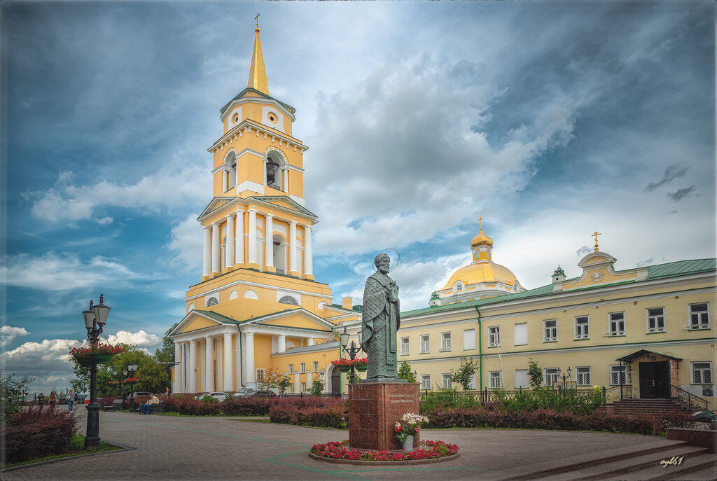 Памятник Николаю Чудотворцу в Перми находится на соборной площади в знаковом для города месте. Со времен строительства Спасо-Преображенского собора это место является духовным центром Перми. Рядом с памятником, размещается здание Духовной семинарии и архиерейского дома, поэтому скульптура органично вписалась в пространство площади. Николая Чудотворец – один из самых почитаемых на Руси святых, он считается покровителем путешественников, моряков и детей. 