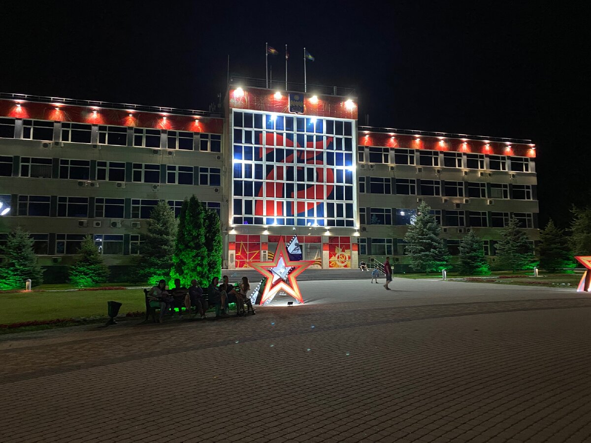 Здание администрации напротив поющих фонтанов