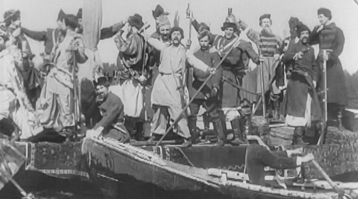 Первой российской кинолентой, выпущенной в 1908 году, считается фильм "Понизовая вольница"("Стенька Разин")