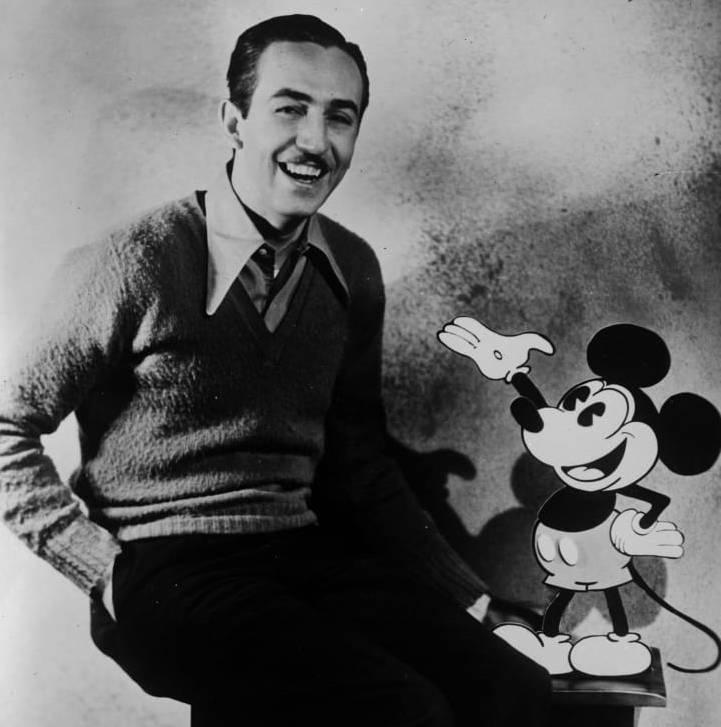 Уолт Дисней с Микки Маусом