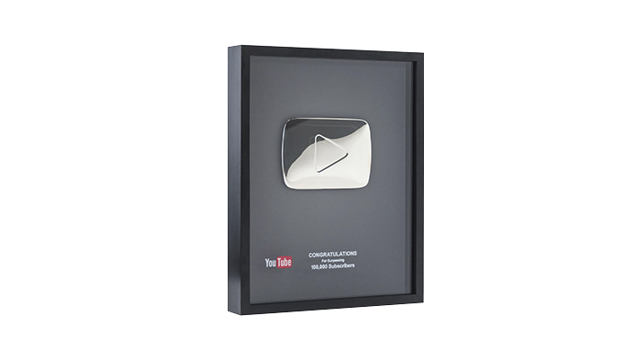 Серебряная кнопка на YouTube выдается авторам каналов, которые набрали 100 000 и более подписчиков. Некоторого рода поощрительный приз. Сто тысяч подписчиков является отправной точкой для роста, тот результат, с которым можно считаться.