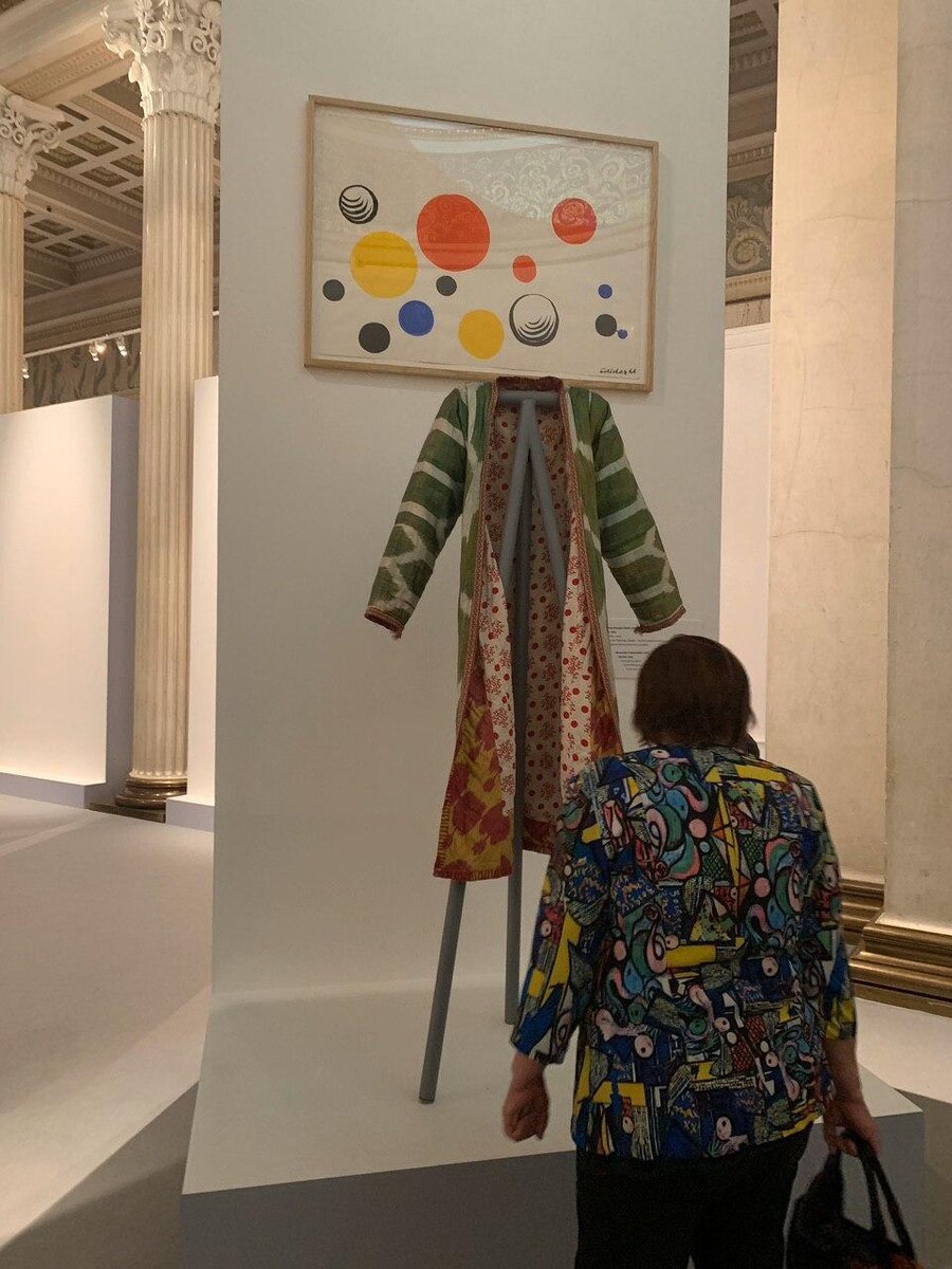 Выставка про традиционные халаты в Пушкинском