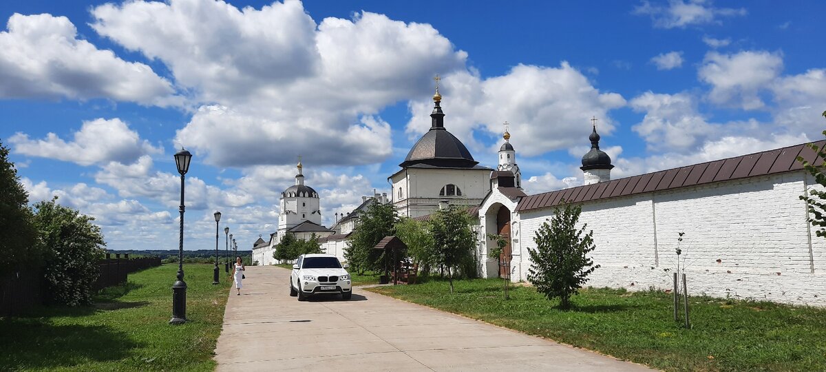 Все белое: платье у девушки, машина, стены монастыря... Фото: Маргарита Гафурова