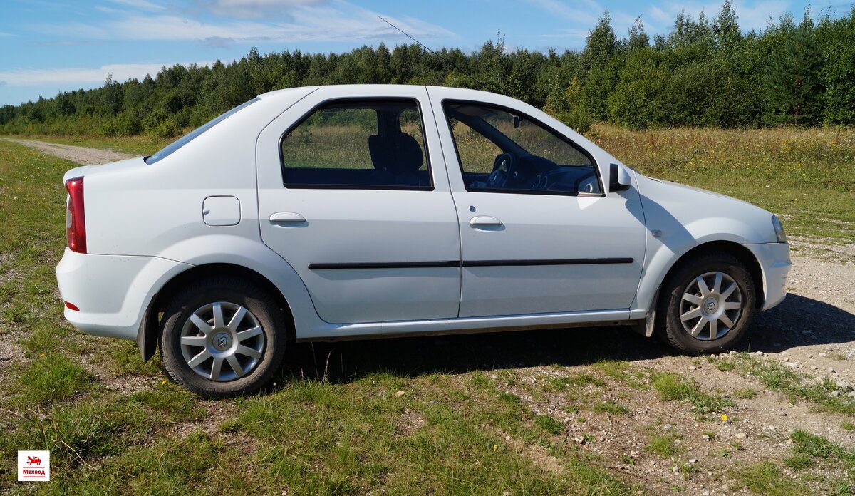 Вид сбоку автомобиля Renault Logan 2014 года выпуска