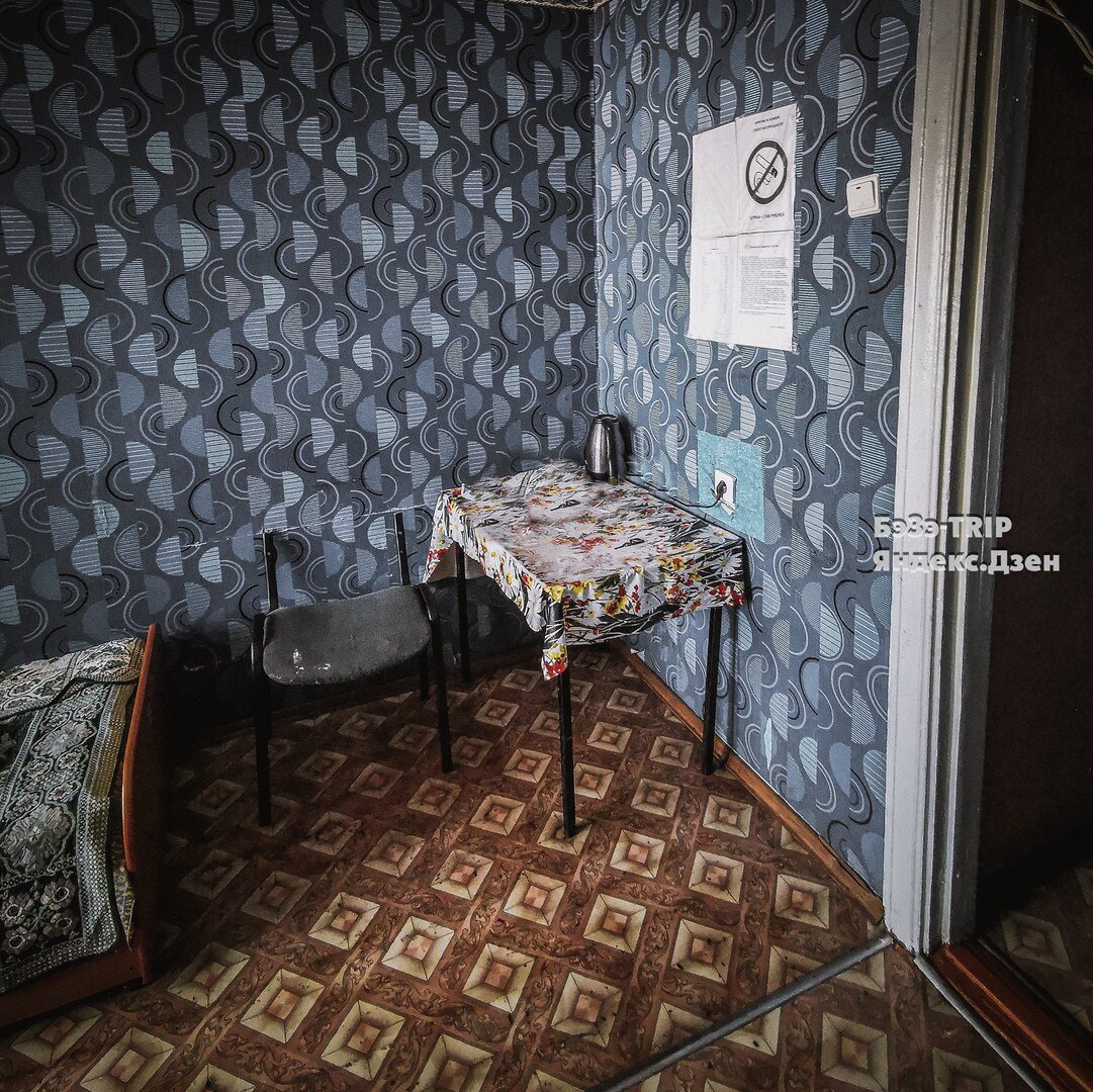 Стул без спинки, информация о штрафах, приклеенная скотчем прямо на обои и переклеенные обои под розеткой