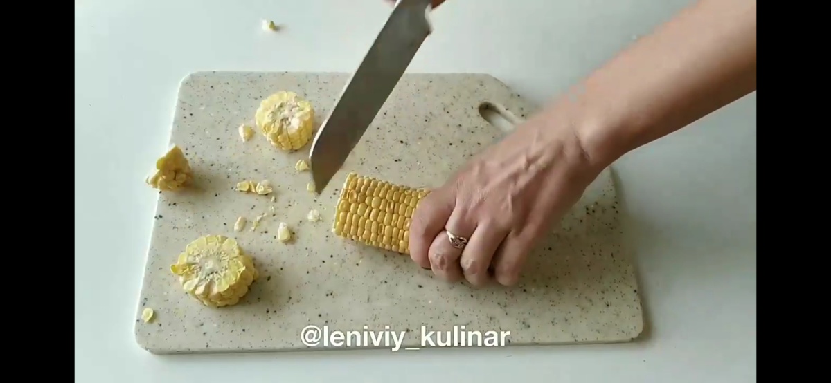 Нарезаем початок кукурузы(сырой) 