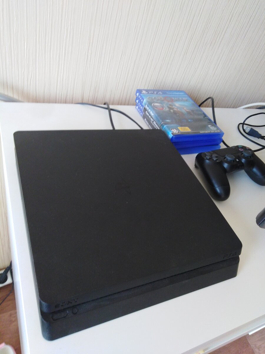 Вот моя пс-ка. Стоит себе на комоде, рядом с телевизором.