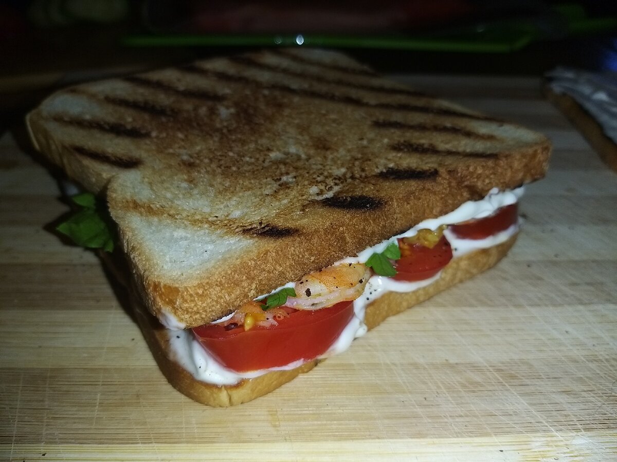 На самом деле получается очень вкусное лакомство, особенно для любителей поесть. Почти 50 % вкуса дают креветки и естественно они требуют правильного приготовления. С просто отваренными не получится такого вкуса.