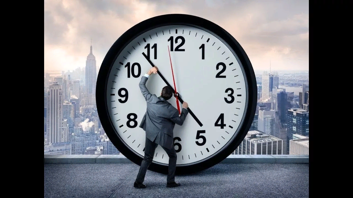 Время изменилось сегодня. Человек часы. Ограниченность во времени. Человек с часами. Отмотать время.