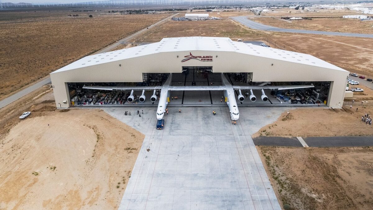 Самый большой в мире самолет-носитель Stratolaunch Model 351 авиационно-космической системы "воздушного старта" Stratolaunch американской компании Stratolaunch Systems в первом полете. Мохаве (Калифорния), 13.04.2019 (с) Stratolaunch Systems