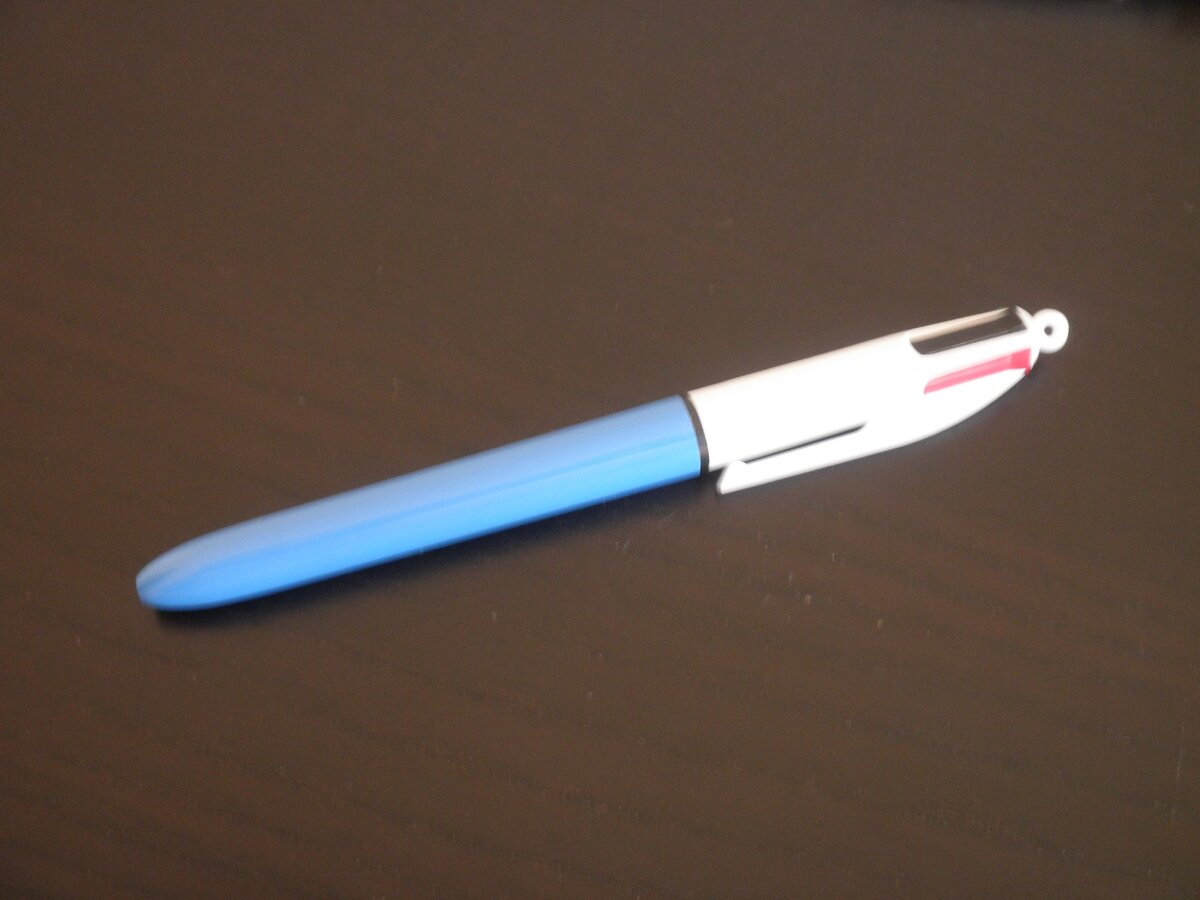 Красный, синий, чёрный и зелёный стержни. Это классический вариант.