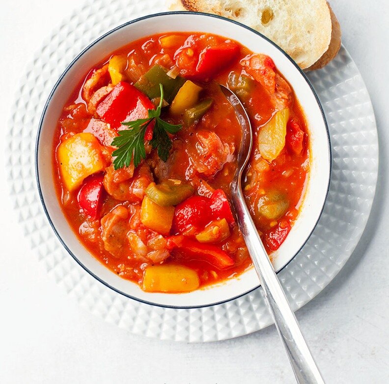 Именно такой метод дает в меру хрустящий, но не жесткий перец, сохраняющий аромат, баночку с которым зимой открываешь с огромным удовольствием. 