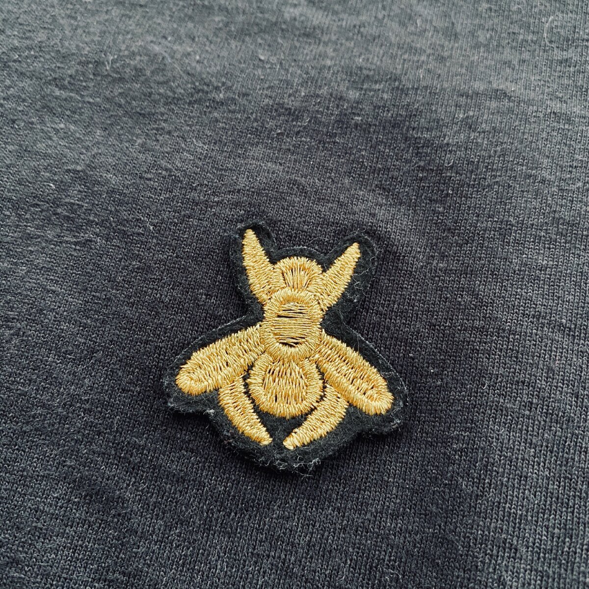 Вышита она нитками золотого цвета 