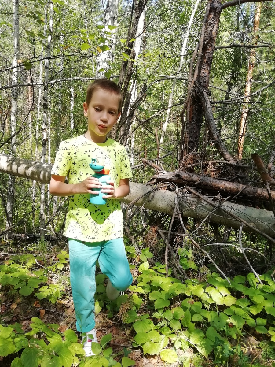 Иногда Мирон уходит с тропок, чтоб посмотреть что то в стороне