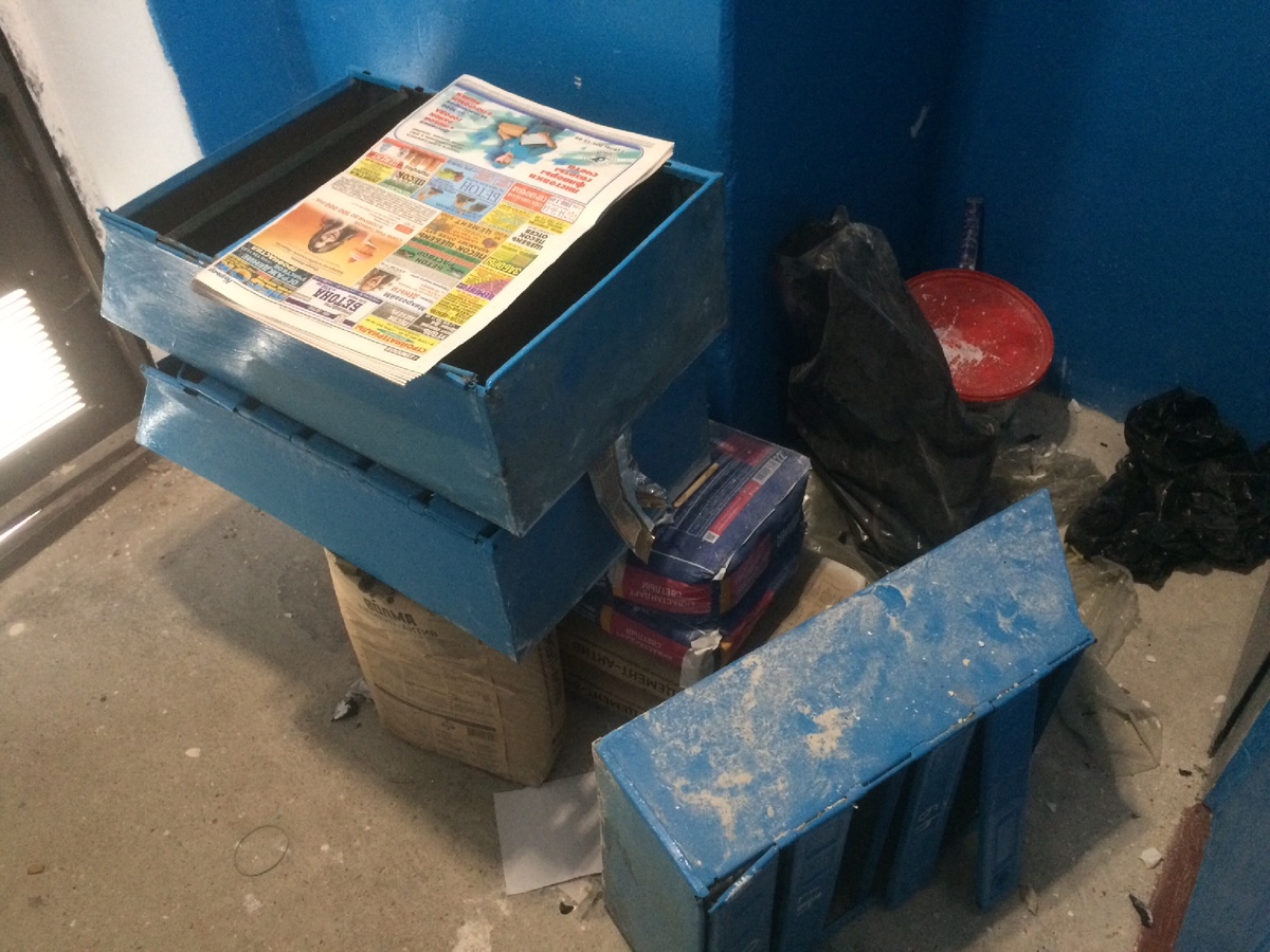 Раньше они висели на стене! Сняли и бросили!