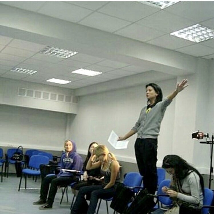 Похвалим девушку или будем порицать?