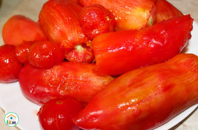 Кожура снята с помидор.