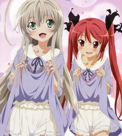 «Я — Ньярлатотеп, Ползучий Хаос, всегда улыбаюсь рядом с вами!» Но для краткости вы можете называть её Няруко. Один за другим Великие Древние прибывают на Землю. Но не волнуйтесь — они прибыли не для завоеваний, а для защиты простого японского парня Махиро Ясаки.Возвращаясь домой поздно вечером, Махиро Ясака становится жертвой нападения. Неведомое чудовище, возникшее из темноты, собирается съесть школьника, но не успевает этого сделать — неожиданно появившаяся привлекательная девушка (да, это был ужасный, нет, прекрасная Няруко) спасает Махиро от верной смерти.Ньярлатотеп принял облик энергичной Няруко, жуткий бесформенный Ктугха — застенчивой милашки Куко, а паучий бог Алтах-Наха превратился в рассудительную красавицу Атоко. Вот такие вот метаморфозы.Няруко сообщает растерявшемуся парню, что отныне будет его защищать, и поселяется в доме Ясаки. Почему они его защищают? На бедного Махиро Ясаку нацелились дьявольские боссы инопланетной индустрии развлечений, которые хотят похитить парня и заставить сниматься в яое!Родители Ясаки часто бывают в разъездах, поэтому девушки превращают его дом в секретный штаб. Сам Махиро не в восторге от такого положения вещей — его пугает навязчивость Няруко, и он никак не может привыкнуть к пришельцам, поселившимся у него в доме.В общем, жизнь у парня началась весёлая — эти девушки никому не дадут заскучать!