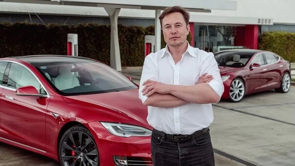 Илон Маск с моделью 3 Tesla
