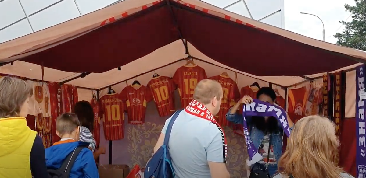 Футболки с фамилиями Павлюченко и Самедова - самый ходовой товар. Фото Артема Локалова