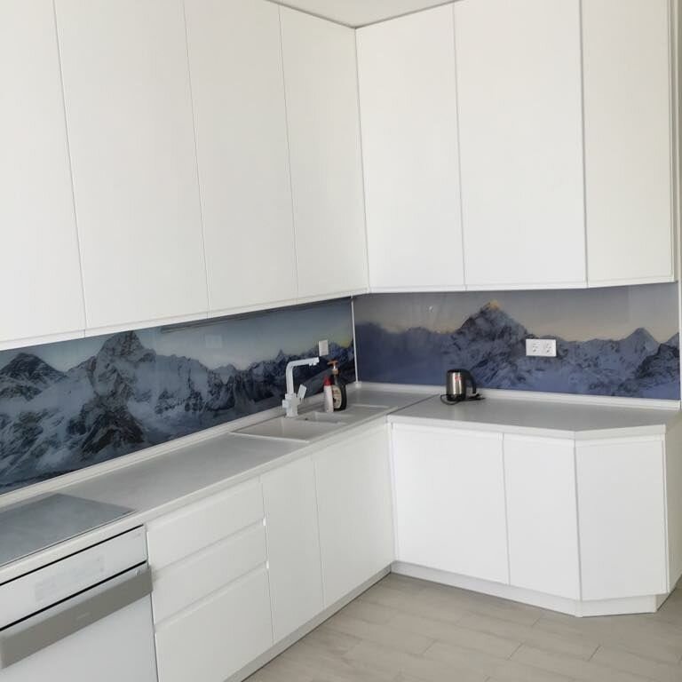 Белоснежная кухня как снег на вершине гор