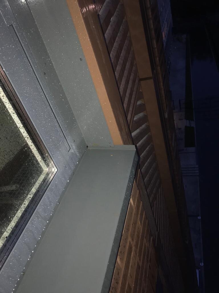 Причина. Зазоры и щели при наружнем откосе и водоотводе на фасаде дома. Рабочий архив компании Доремстрой