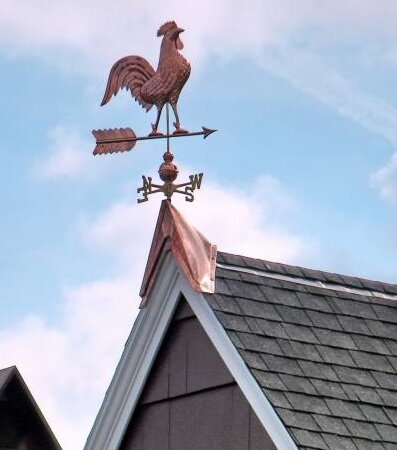 Аккуратный флюгер способен прижиться и на современной крыше.