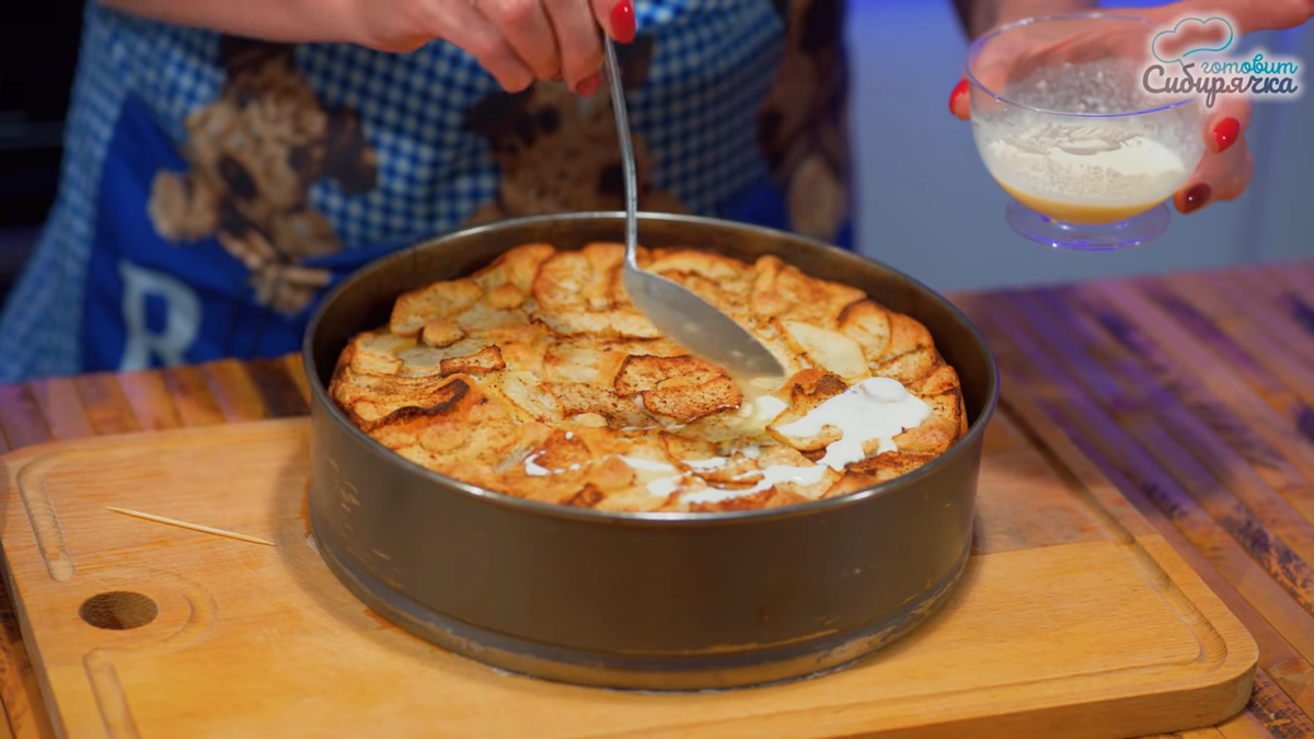 Ароматный, румяный бисквитный пирог с яблоками и душистой корицей в духовке  – рецепт вкуснейшей шарлотки! | Сибирячка готовит | Дзен