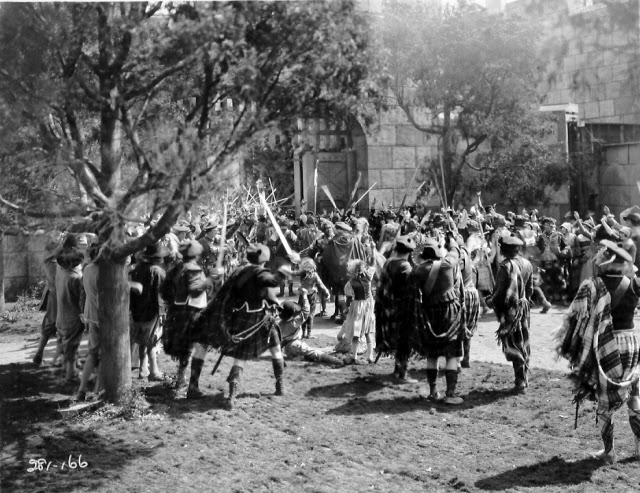 Кадр из “Энни Лори” (Annie Laurie, 1927) где предположительно есть Марион Моррисон